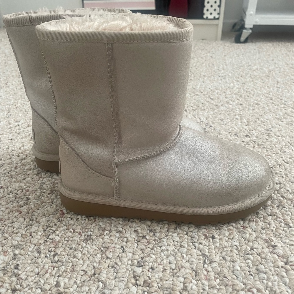 UGG Boots Size 2 Kids Classic Short II Shimmer NIB Leather 1110692K GOLD